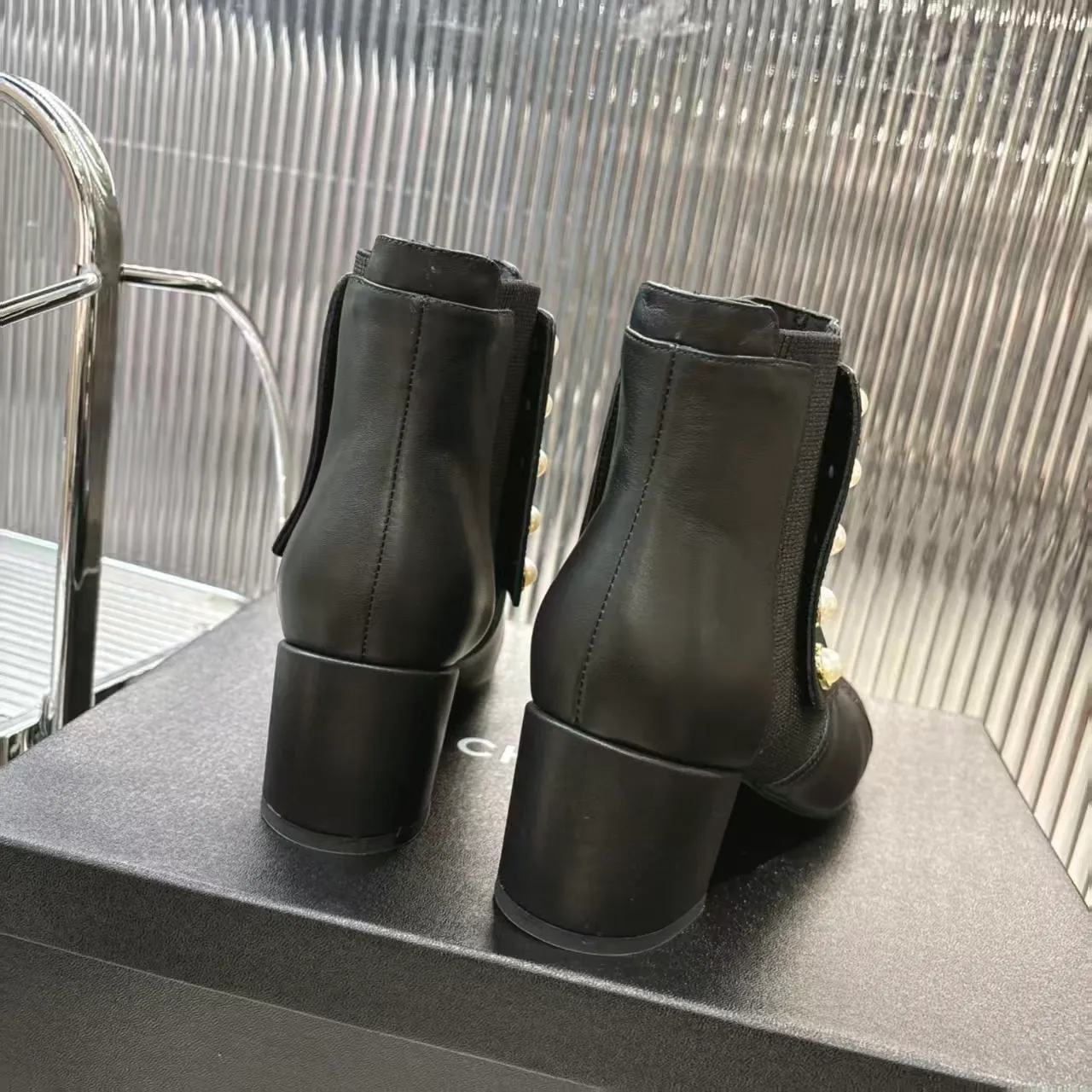 👟👟Ex-factory price 680👟👟 (top version) 𝗖𝗛𝗔𝗡𝗘𝗟𝟐5 years of Chanel𝐅𝐖Must-have for autumn and winter rhombus motorcycle boots Martin boots Xiaoxiangjia's super classic motorcycle boots sweet and cool shape can easily increase the height of the foot and elongate the legs. It is fashionable and fashionable with pearls One-to-one reproduction of the original 👟Material: First-layer cowhide ▪️Heel height: 6.5𝐜𝐦 ▪️Lining: sheepskin ▫️𝐒𝐢𝐳𝐞:𝟑𝟓-𝟒𝟏𝐌(𝟒𝟎, 𝟒𝟏 customization is not returnable) ▪️Sole: original 1:1 molded leather outsole ▫️Color: black, white, apricot (three colors included) ▪️Combined with original full set of packaging📦